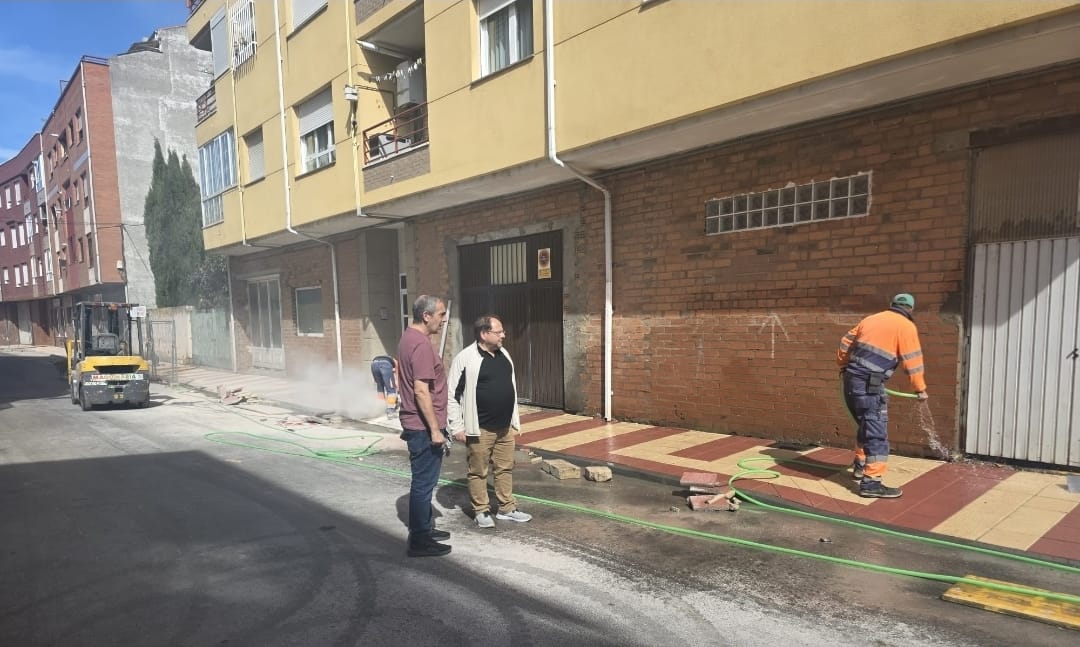 Obras en las aceras de la calle Las Angustias de La Bañeza. | L.N.C.