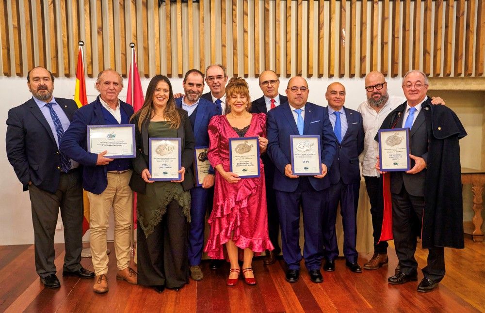 Foto de familia de todos los premiados este 2025 por la Academia Leonesa de Gastronomía. | L.N.C.