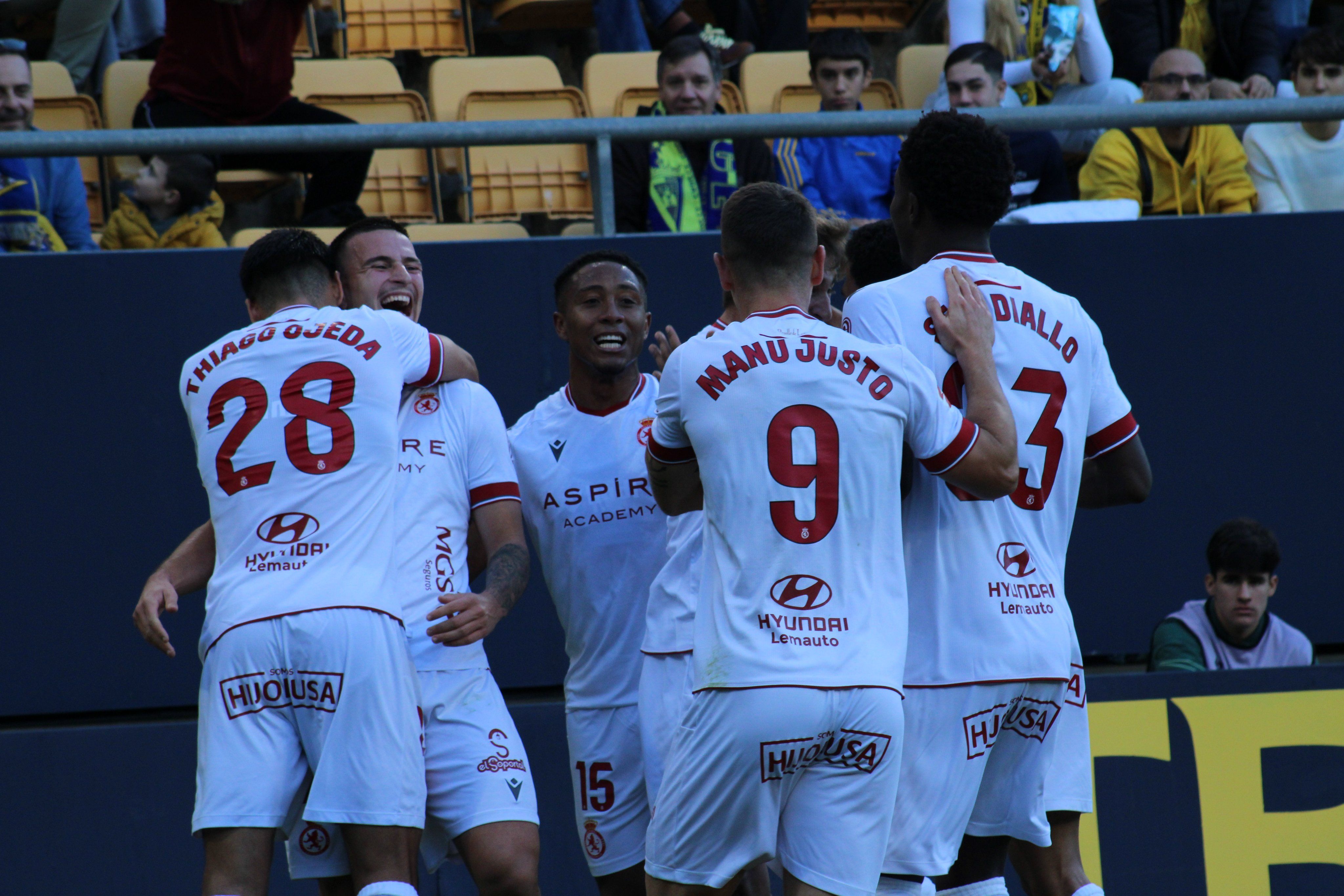 La Cultural festeja uno de sus goles frente al Cádiz. | CYD