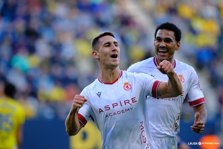 Manu Justo celebra su gol con Mboula. | LALIGA