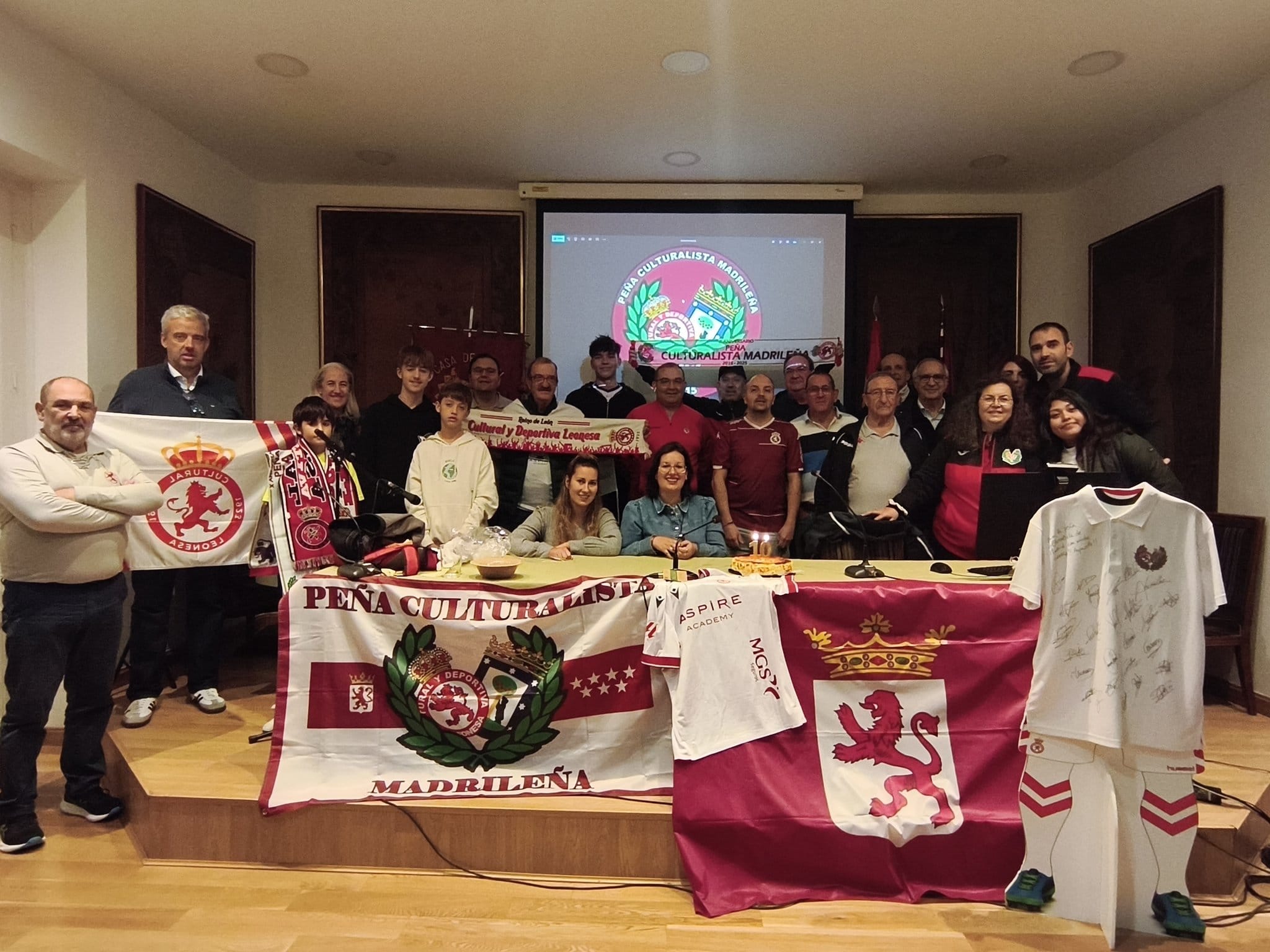 Los miembros de la Peña Culturalista Madrileña, reunidos por su décimo aniversario para ver el partido contra elCádiz.  L.N.C.