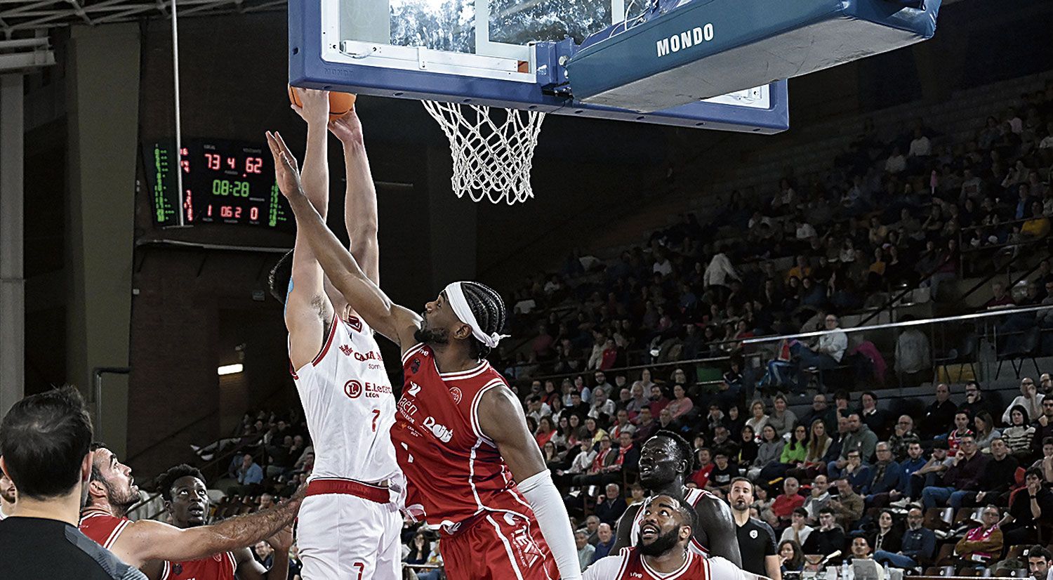 Orenga se dispone a anotar para la Cultural ante el Jaén. | SAÚL ARÉN