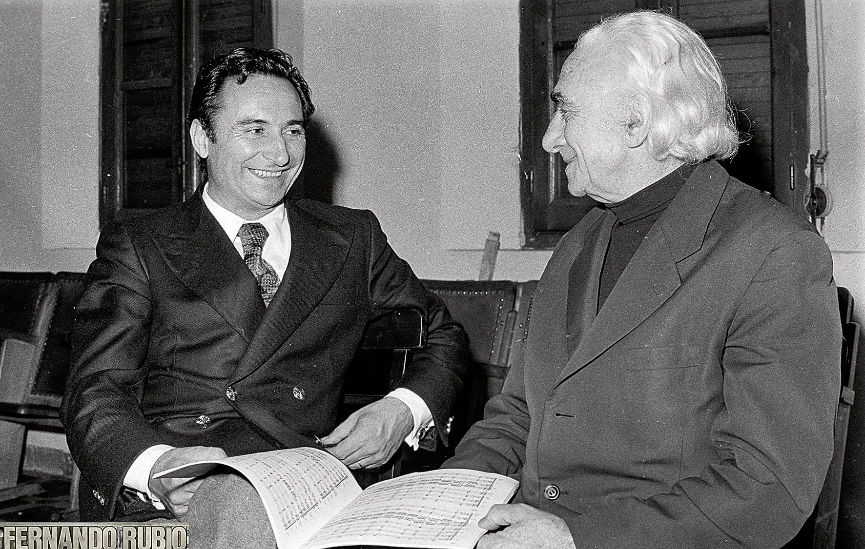 Odón Alonso, padre e hijo, en animada conversación; es fácil adivinar que el tema central de la misma es la música que marcó sus vidas. | FERNANDO RUBIO 