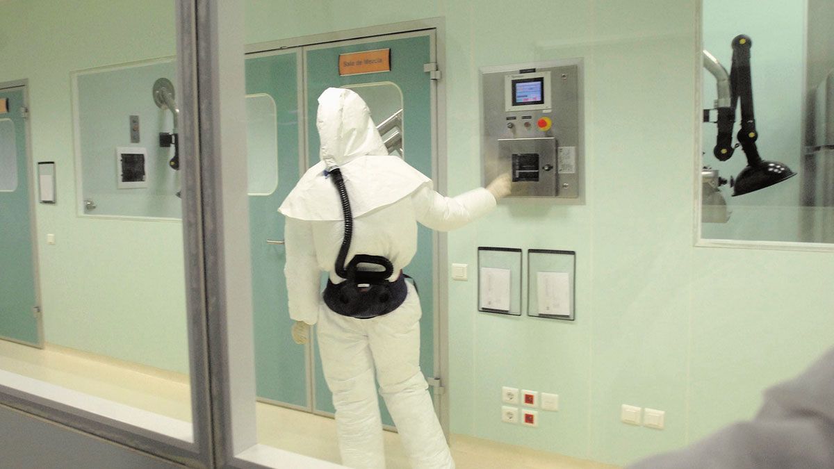 Un trabajador en la delegación de Chemo en Villaquilambre.| Mauricio Peña