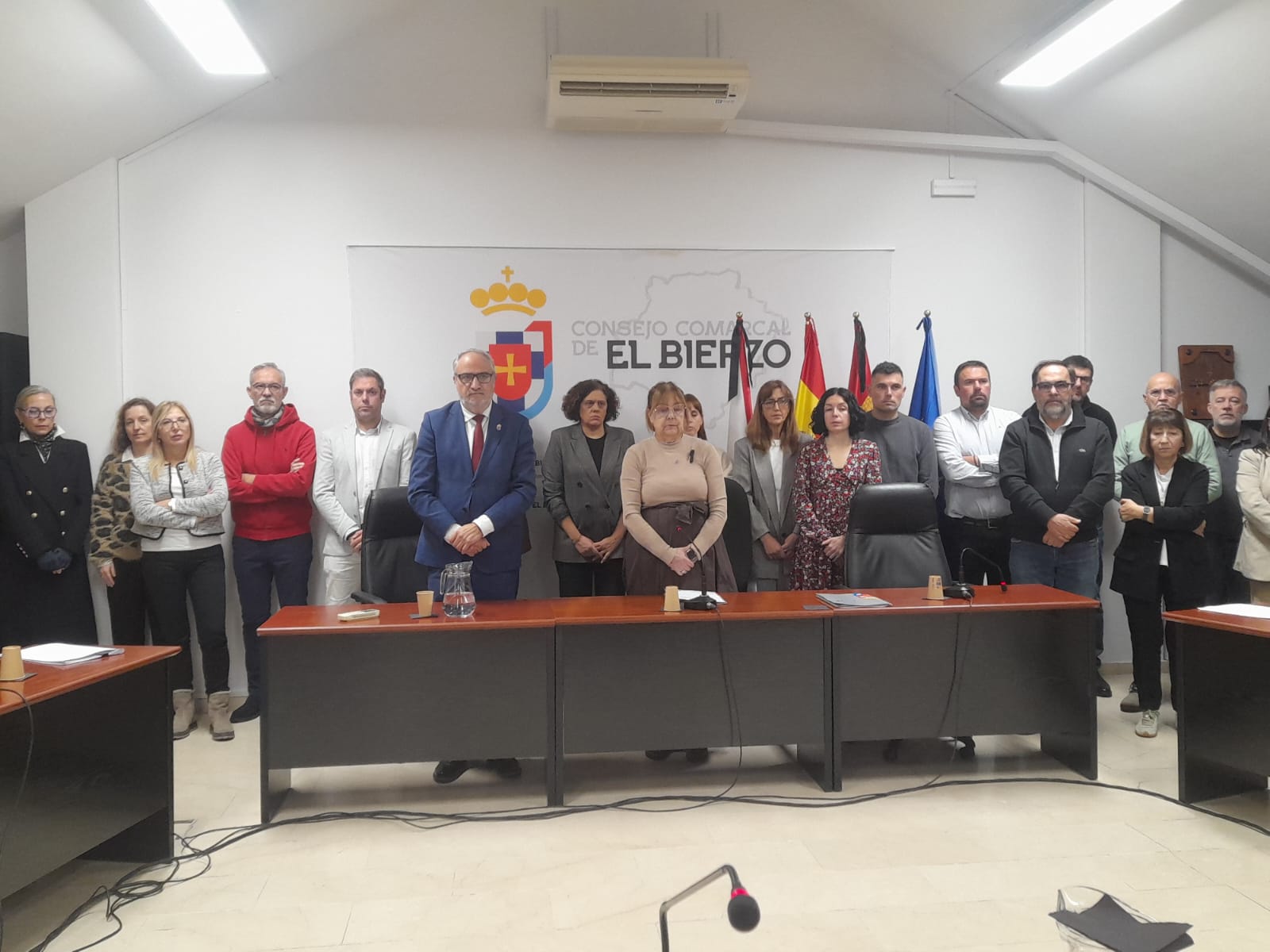 Foto de unidad para conmemorar el 25N en el Consejo Comarcal del Bierzo. | MAR IGLESIAS