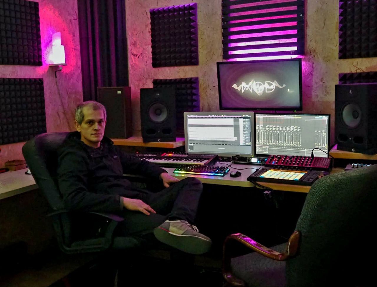 Óscar en el estudio de grabación. 