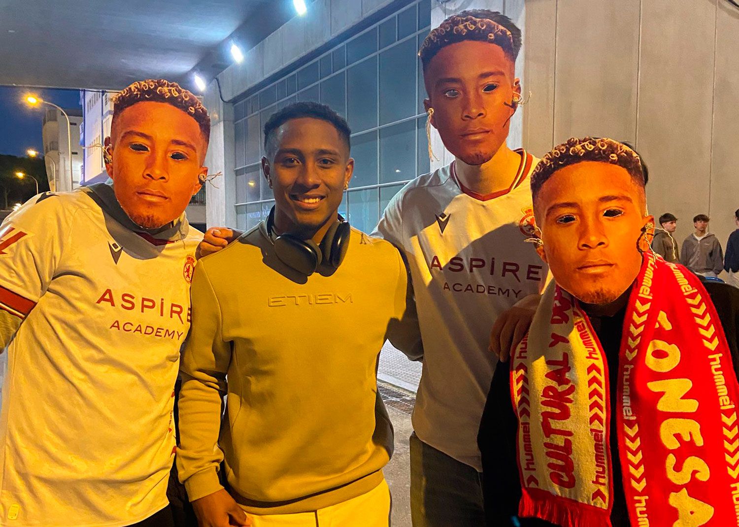 Los aficionados de la Cultural se fotografían con Ribeiro al acabar el partido. 