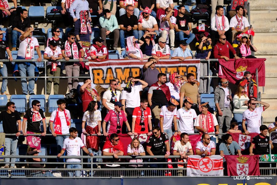 Los aficionados de la Cultural con las caretas de Lucas, abajo a la derecha en las gradas de Cádiz.
