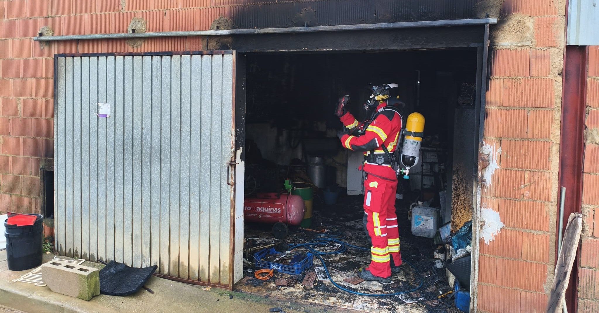 Los bomberos del Sepeis durante la intervención. | DIPUTACIÓN DE LEÓN