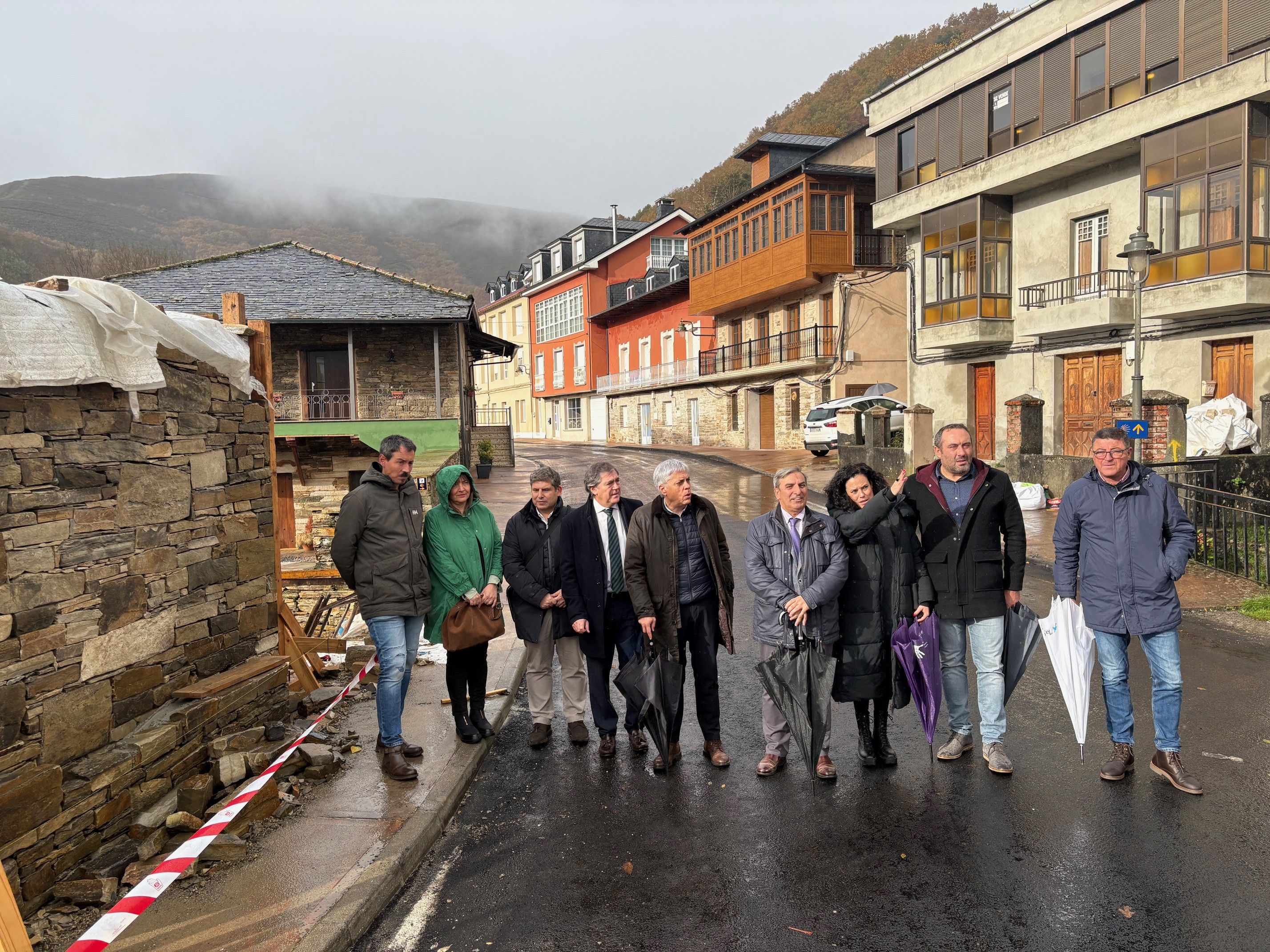 Visita del consejero a las obras de Vega de Valcarce.
