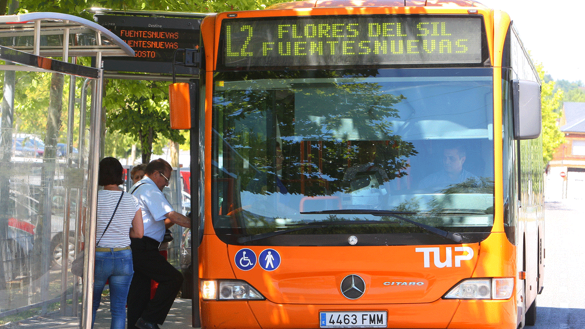 Usuarios del Servicio de Transporte Urbano de Ponferrada suben al autobús en una parada de la capital berciana. | César Sánchez (ICAL )