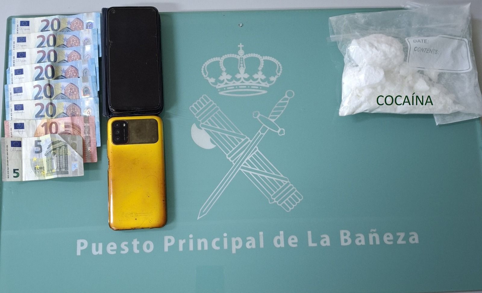 Cocaína, dinero y objetos sustraídos al varón detenido. | GUARDIA CIVIL