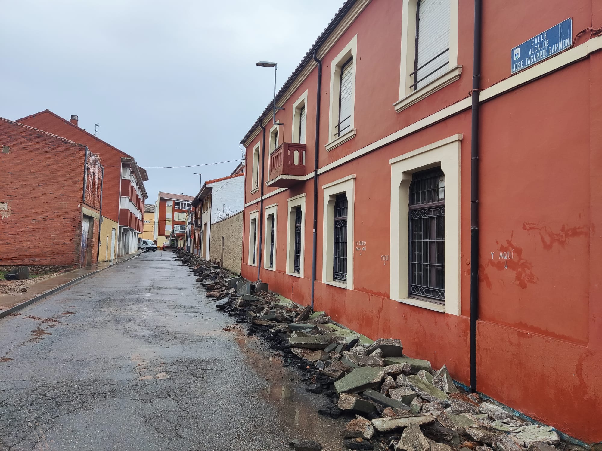 Levantamiento de las aceras durante este lunes para acometer la obra. | A. RODRÍGUEZ