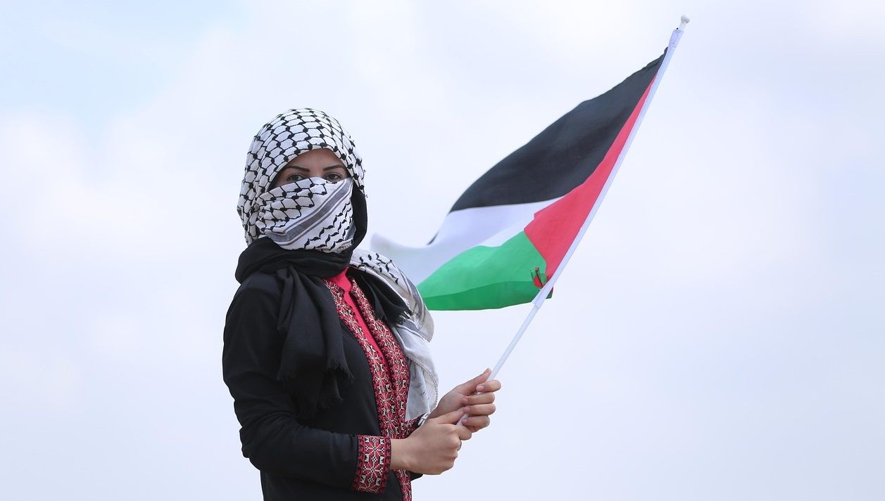 Joven con la bandera de Palestina. | L.N.C.