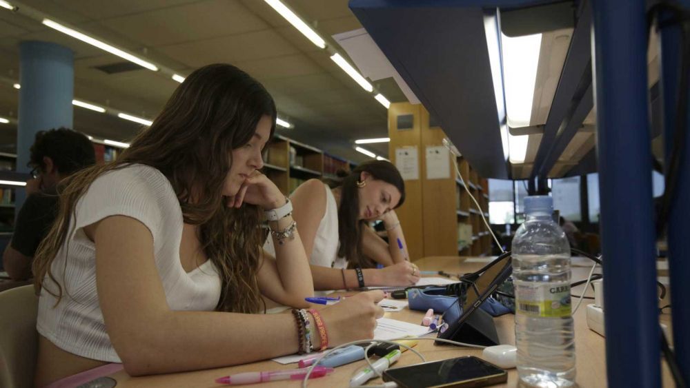Imagen de archivo de alumnas de Bachillerato preparando sus exámenes. | FERNANDO OTERO