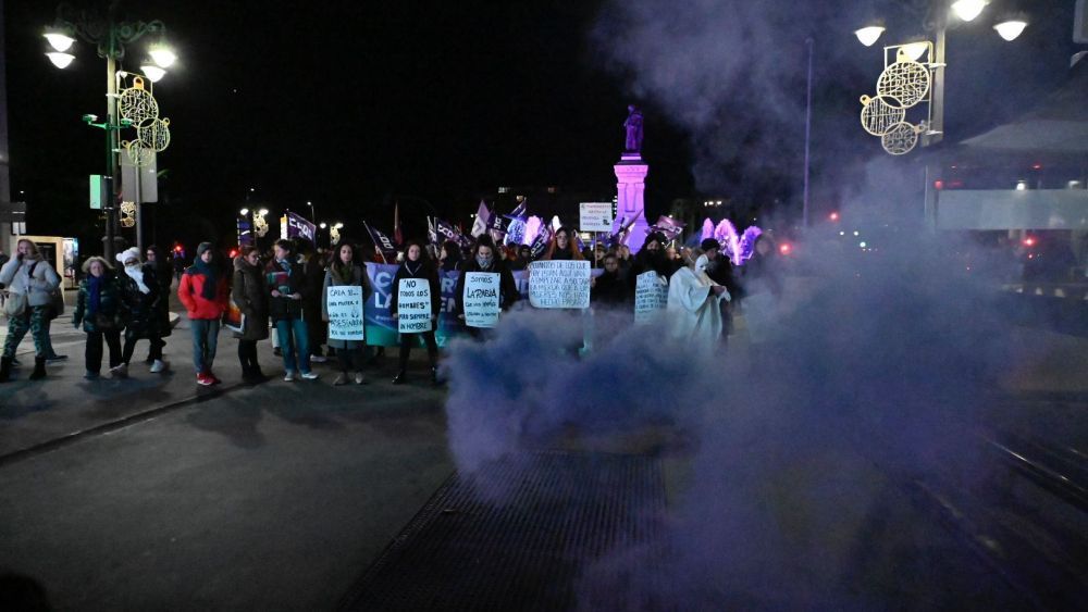 Cientos de personas han participado en la manifestación del 25-N en León. | SAÚL ARÉN