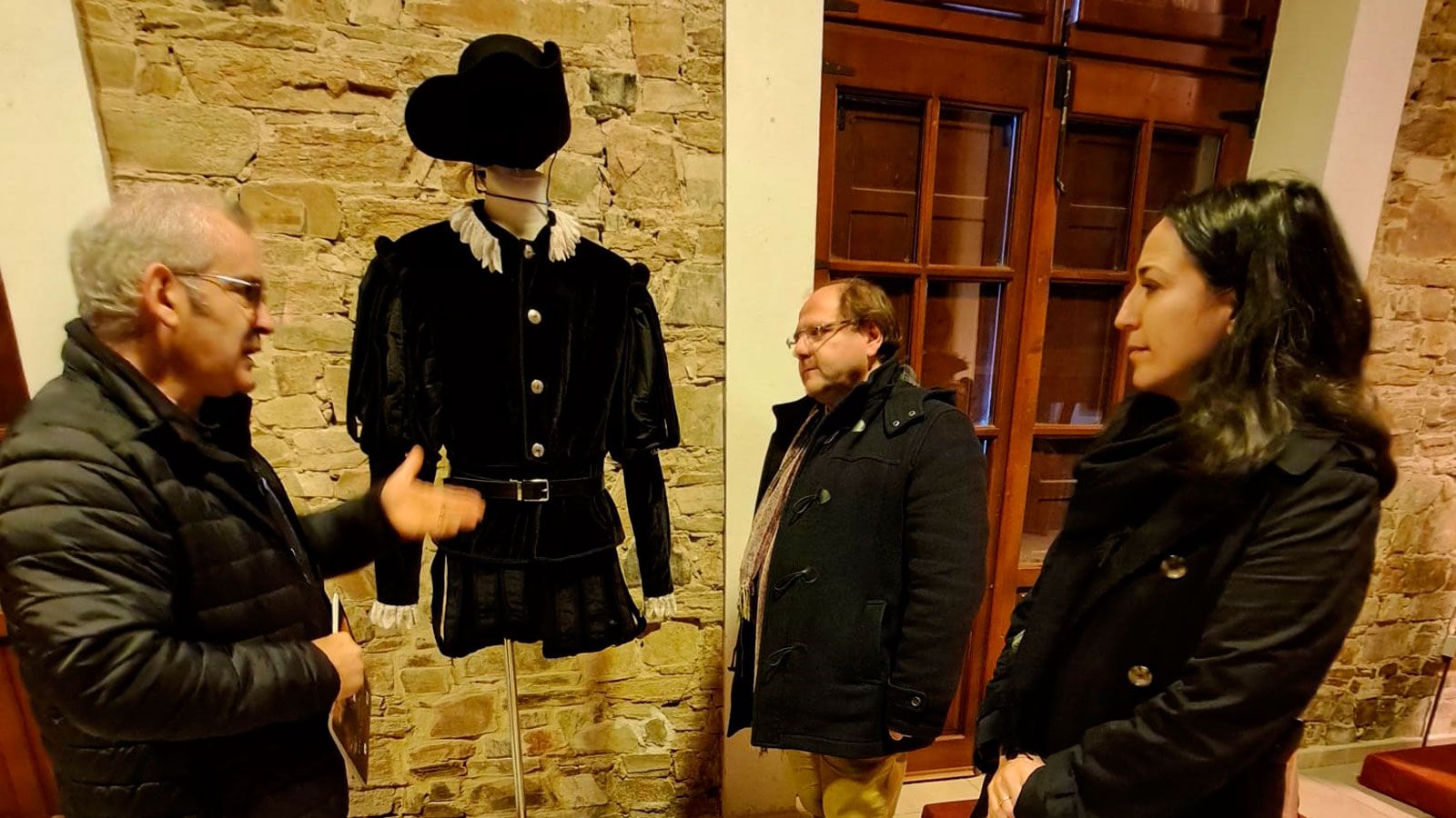 La inauguración de la muestra ‘Trajes y moda del Siglo de Oro’ en La Bañeza.