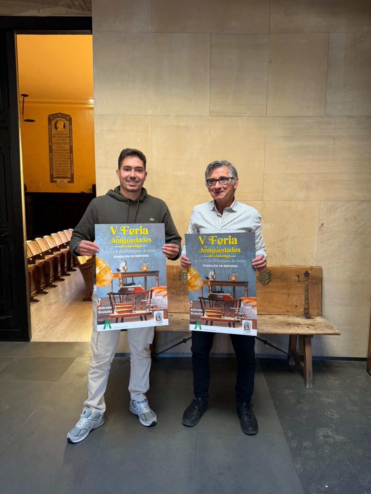 Borja González y Francisco Blanco presentando la muestra. | L.N.C.