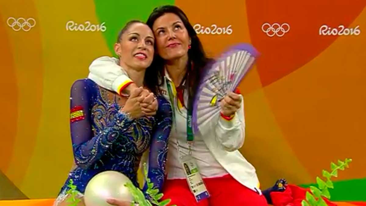 Carolina Rodríguez, junto a Ruth Fernández esperando la puntuación de los jueces tras su ejercicio de pelota. | @RITMORUTH