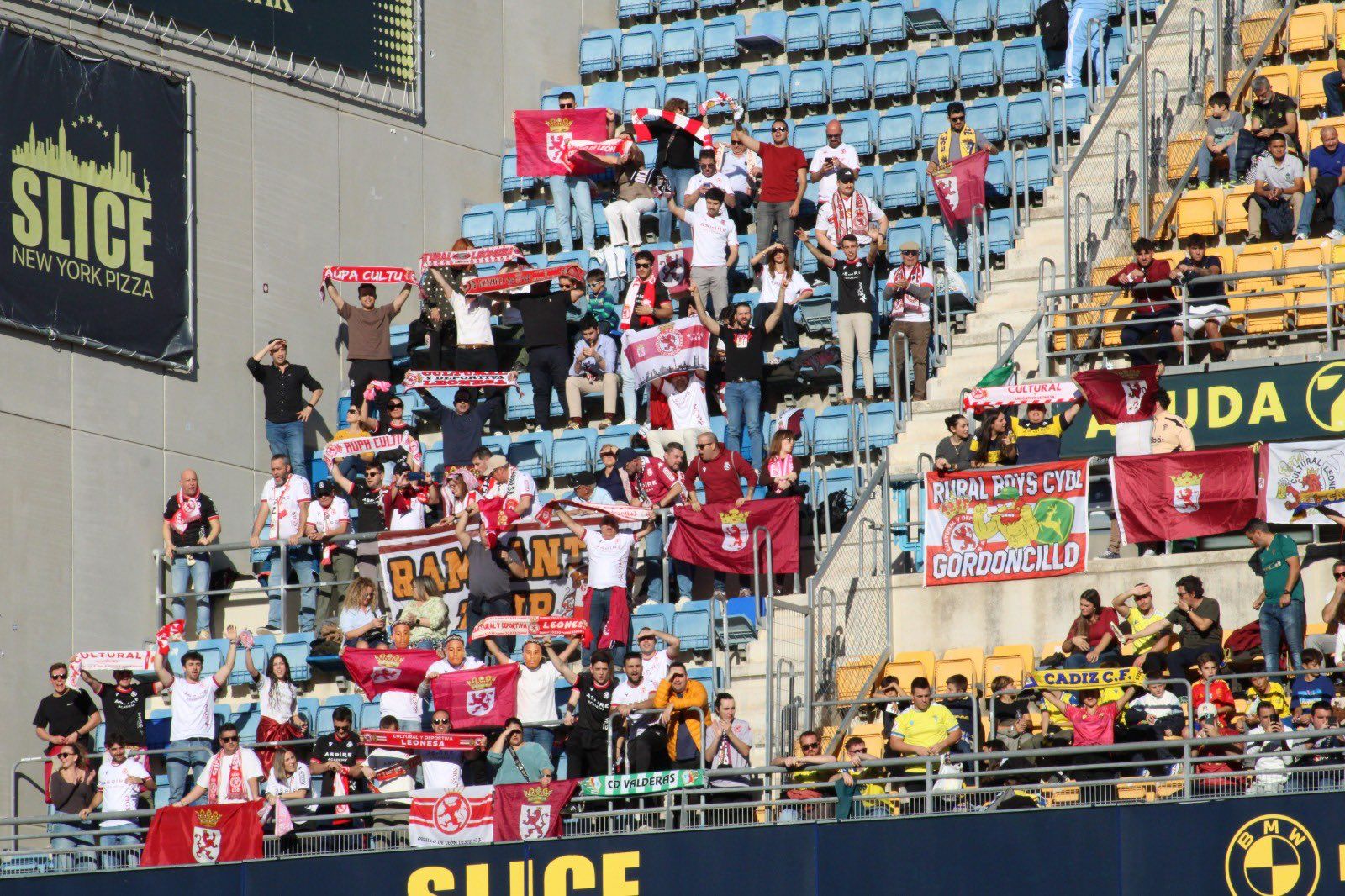 Imagen de la afición de la Cultural en Cádiz. | CYD