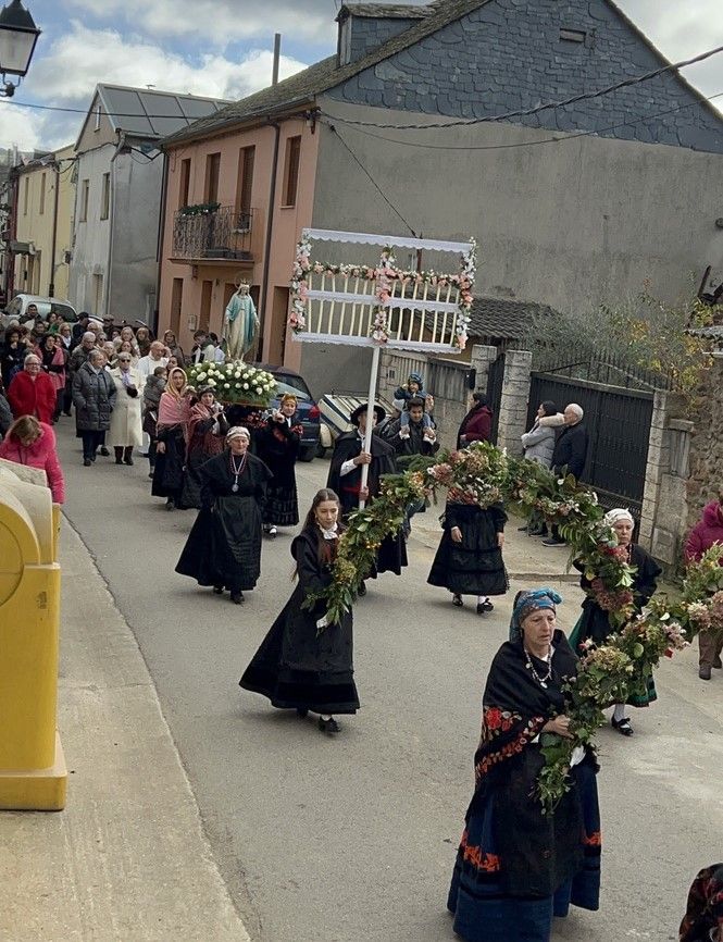 Uno de los momentos del paso de la procesión, en la que todo el pueblo está implicado.