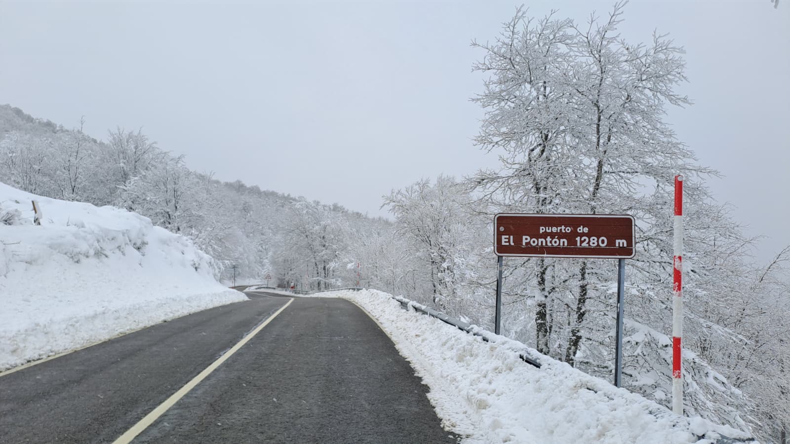 Puerto del Pontón con nieve en una imagen de archivo.| DAVID IGLESIAS
