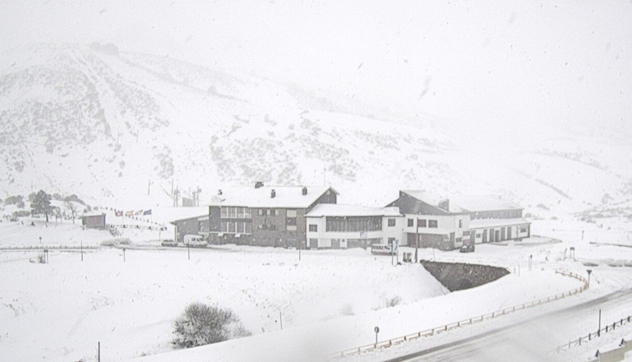 Vista de la estación de esquí de San Isidro este martes sobre las once de la mañana. | SANISIDRO.NET