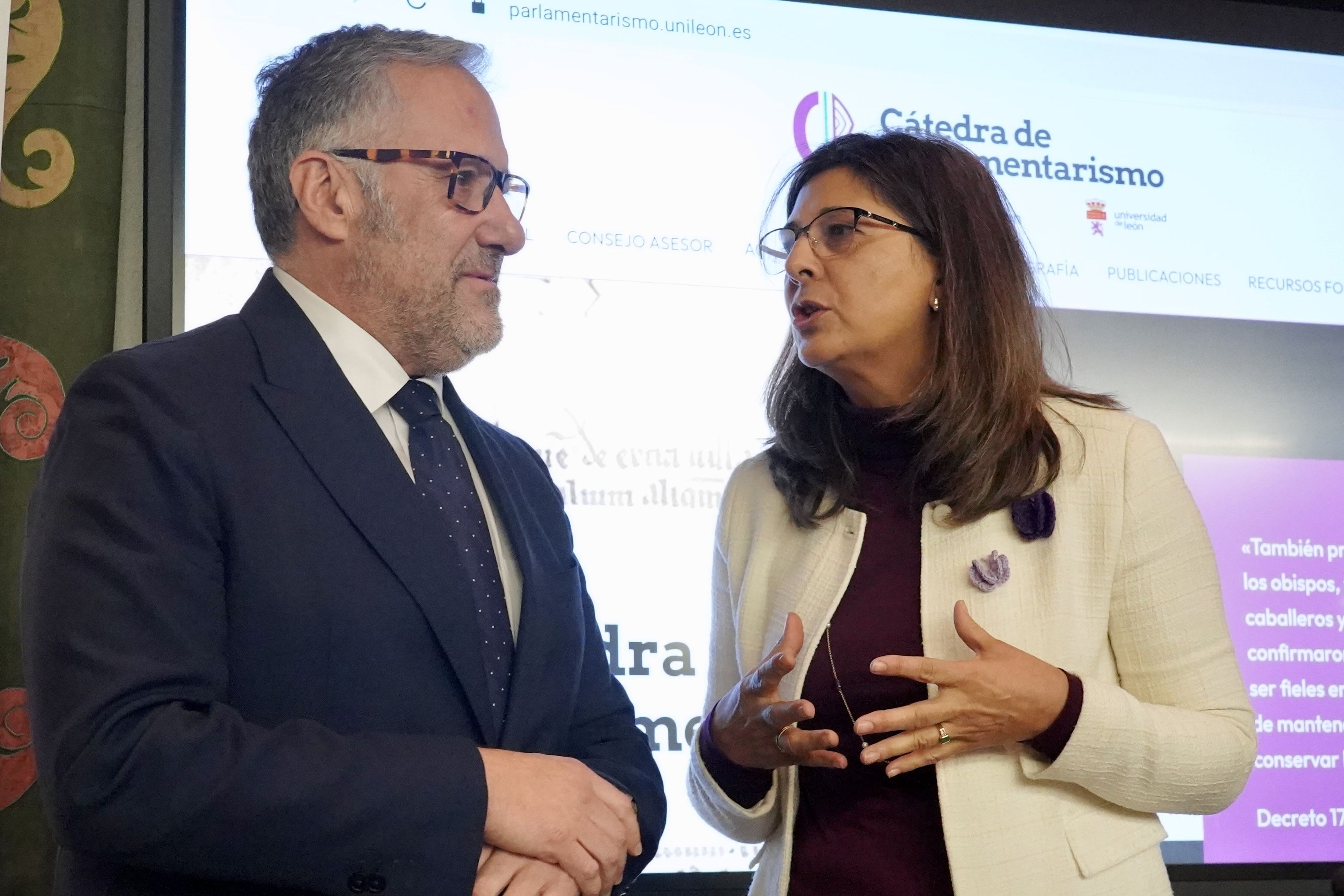 El presidente de las Cortes y la vicerrectora de la ULE. | CAMPILLO (ICAL)