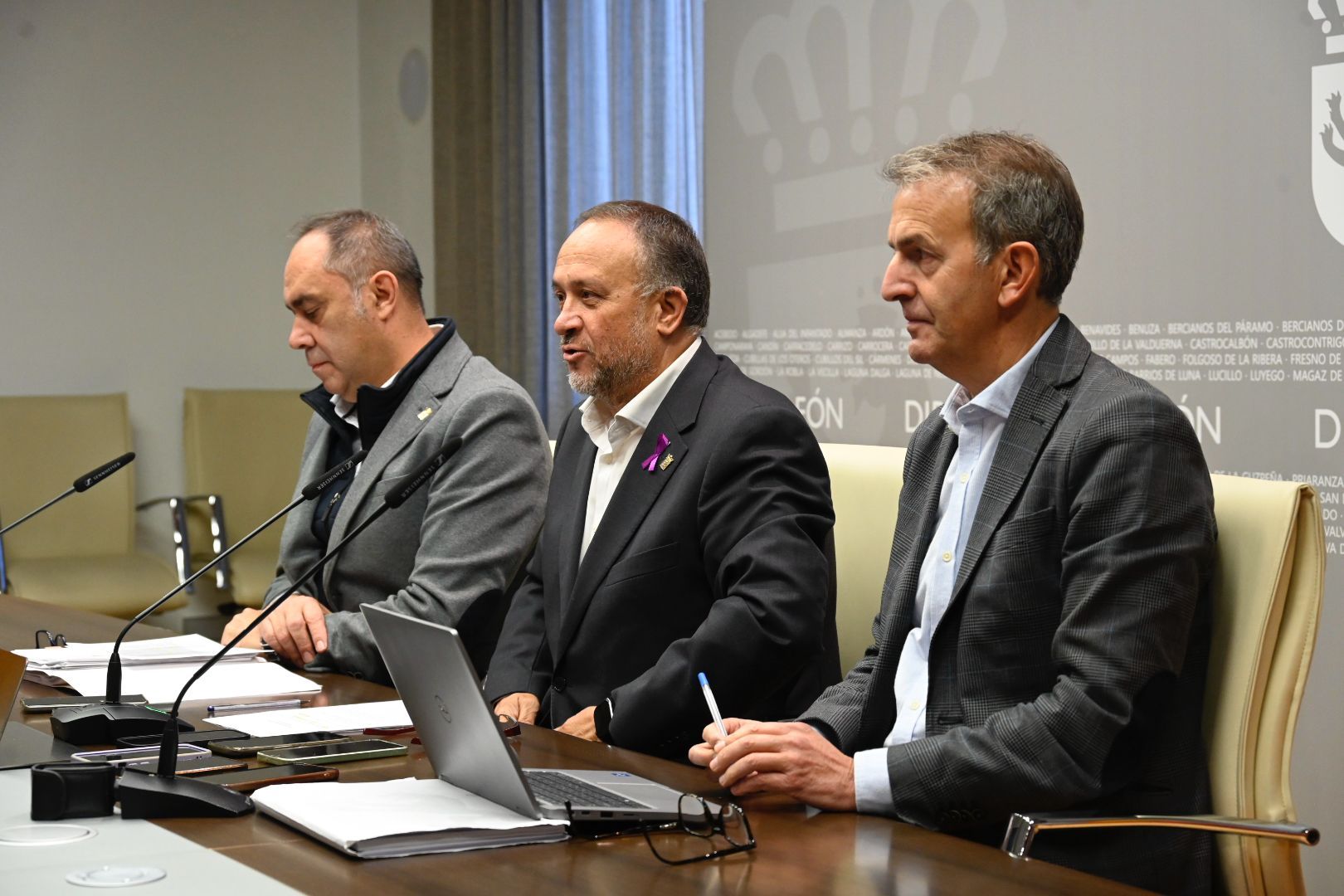 Valentín Martínez, Gerardo Álvarez Courel y Santiago Dorado han presentado los presupuestos de la Diputación. | SAÚL ARÉN