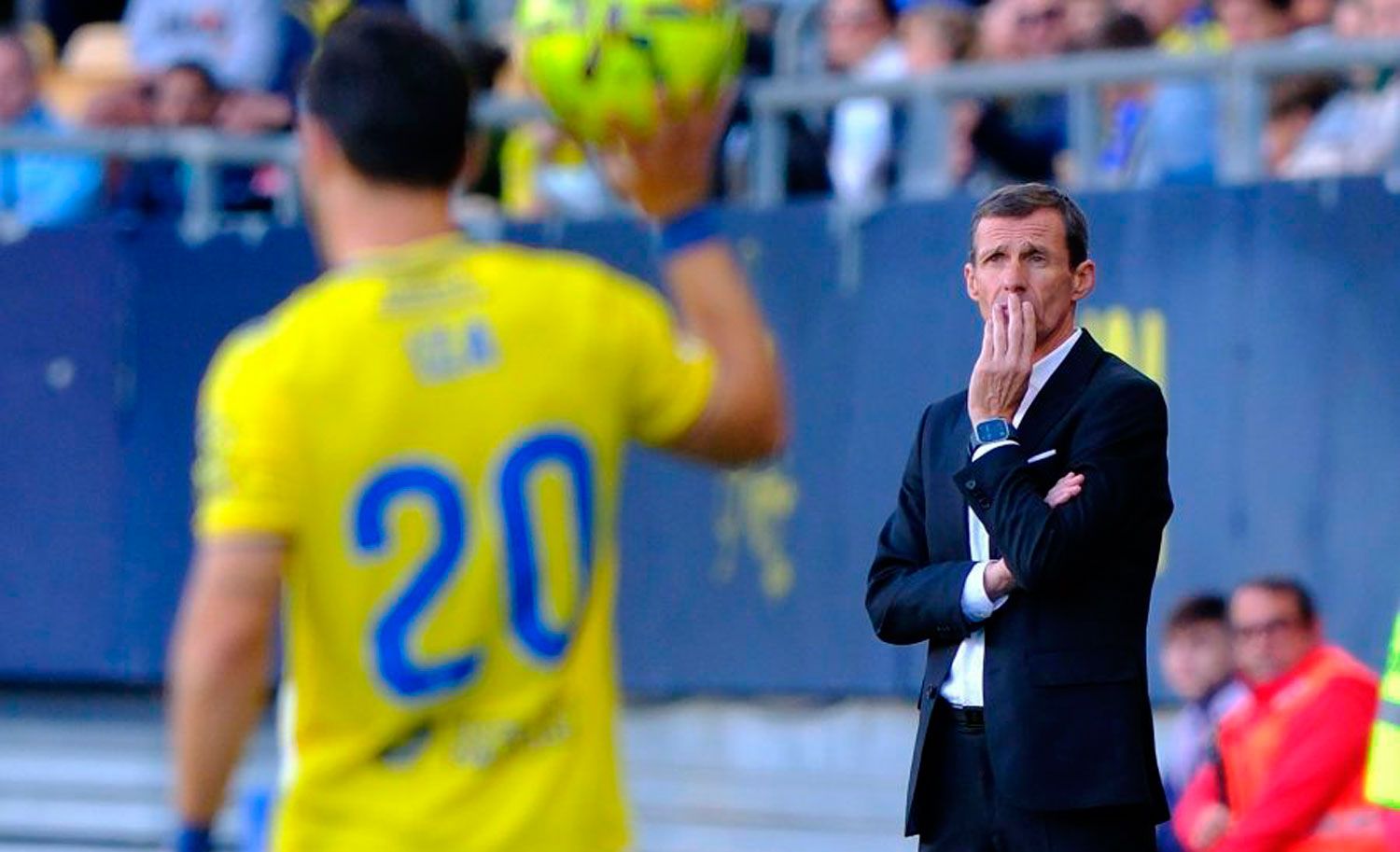 El técnico de la Cultural, Ziganda, sigue las evoluciones del partido en Cádiz. | LALIGA