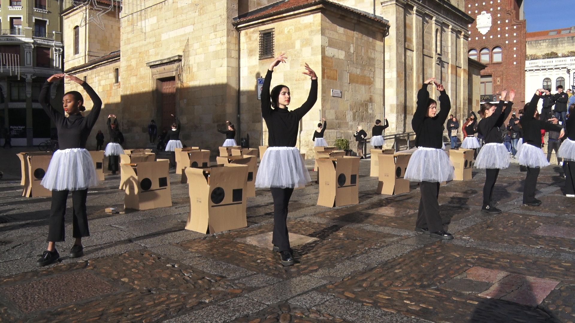 Un instante de la representación teatral 'Caja de Muñecas' llevada a cabo por la  Escuela de Arte de León. | L.PASTORIZA