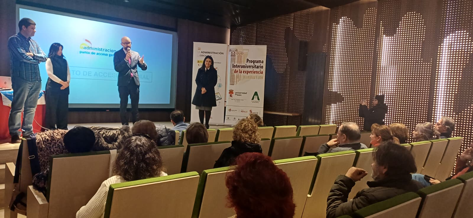 Héctor Alaiz durante su presencia de ayer en el acto de Astorga. | L.N.C.