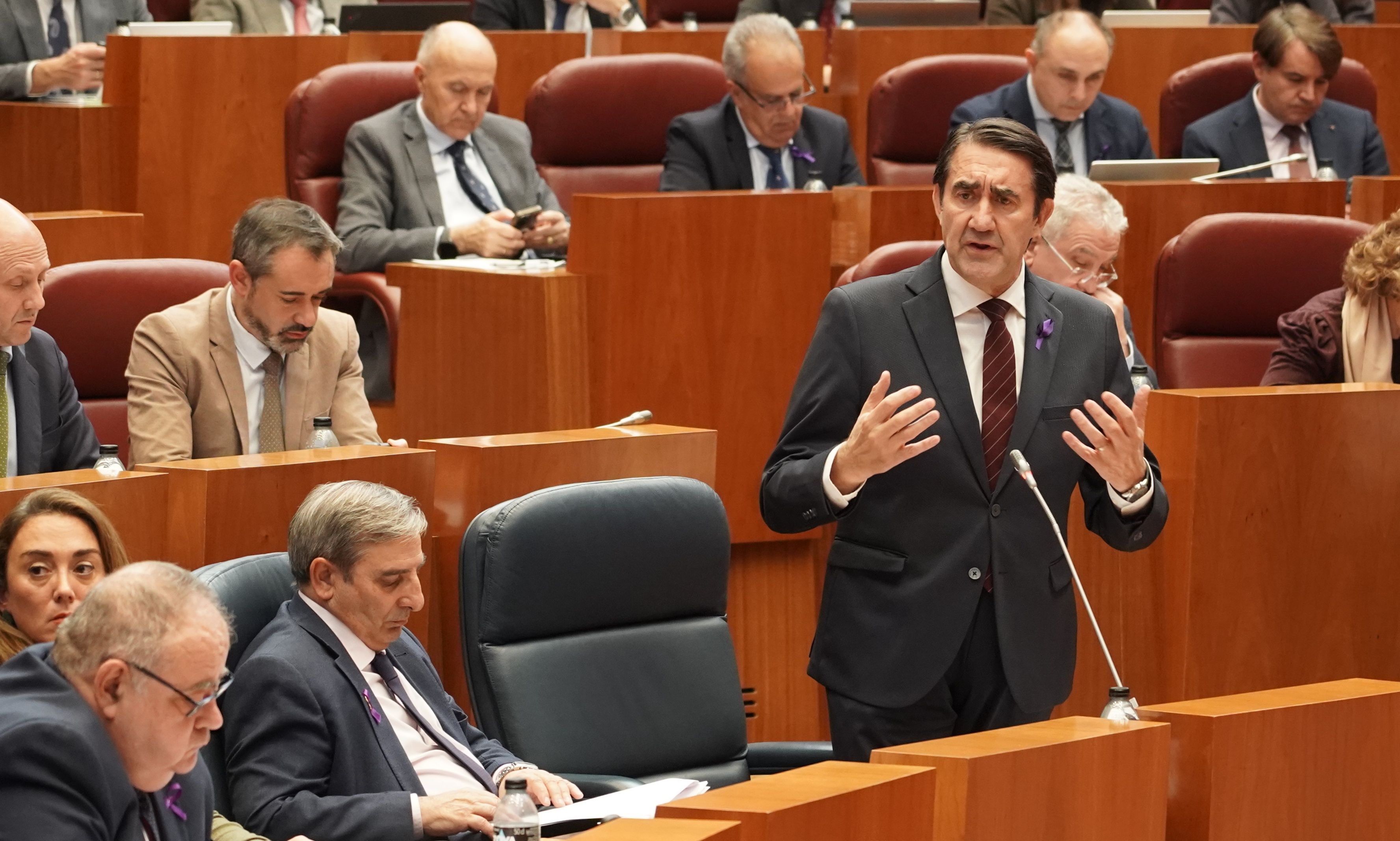 Suárez-Quiñones interviniendo en el Pleno de las Cortes de Castilla y León. | RUBÉN CACHO (ICAL)