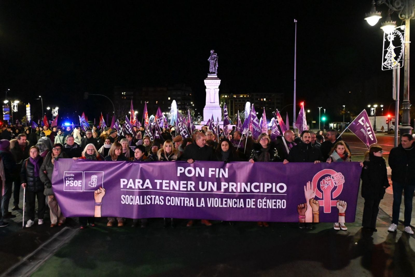Una instantánea de la manifestación del 25N por las calles de León | SAÚL ARÉN 