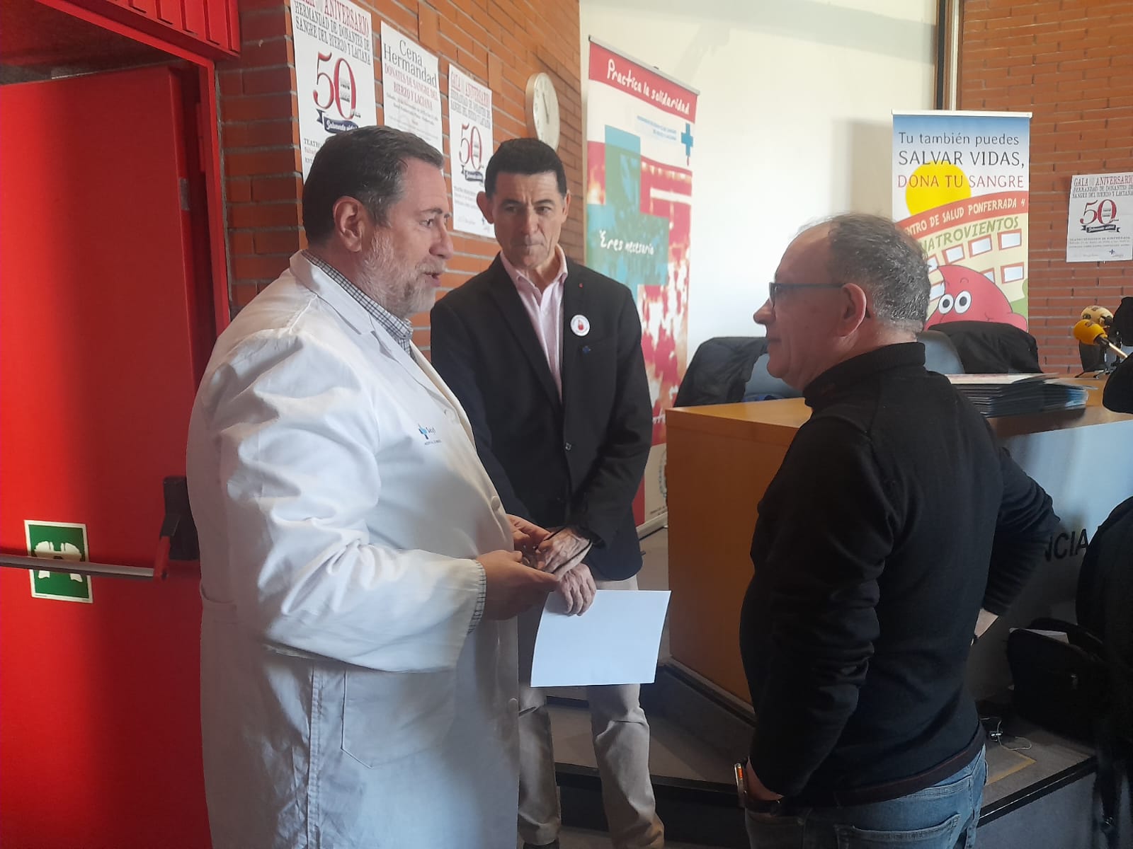 Miembros de la Hermandad de Donantes con el gerente de la Gasbi. | MAR IGLESIAS Miembros de la Hermandad de Donantes con el gerente de la Gasbi. | MAR IGLESIAS