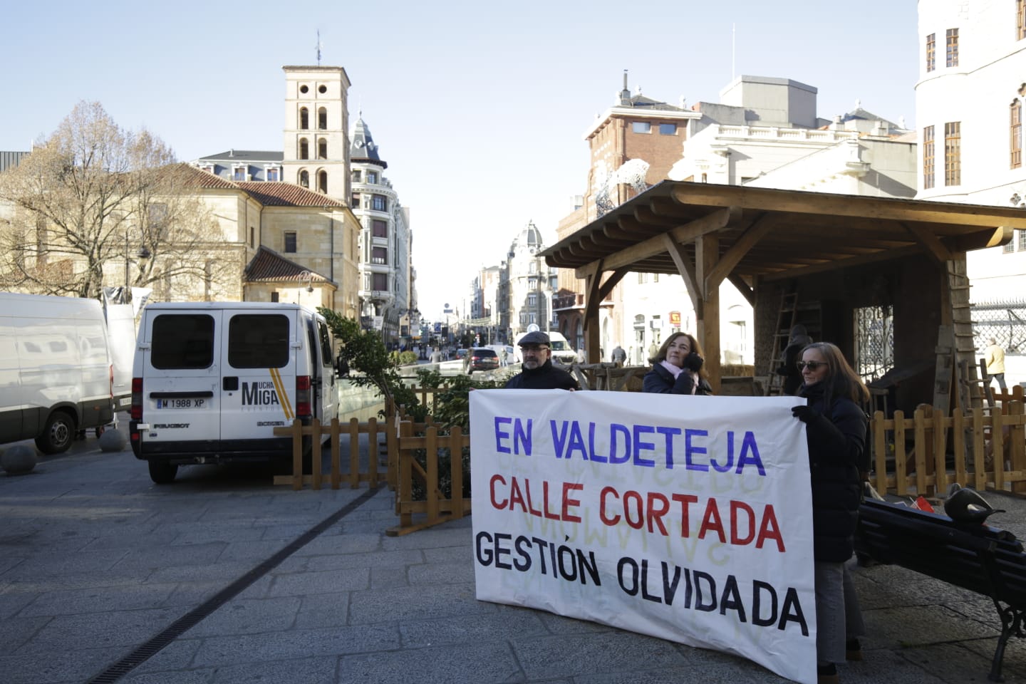 Los vecinos de Valdeteja, frente al Palacio de los Guzmanes. |FERNANDO OTERO
