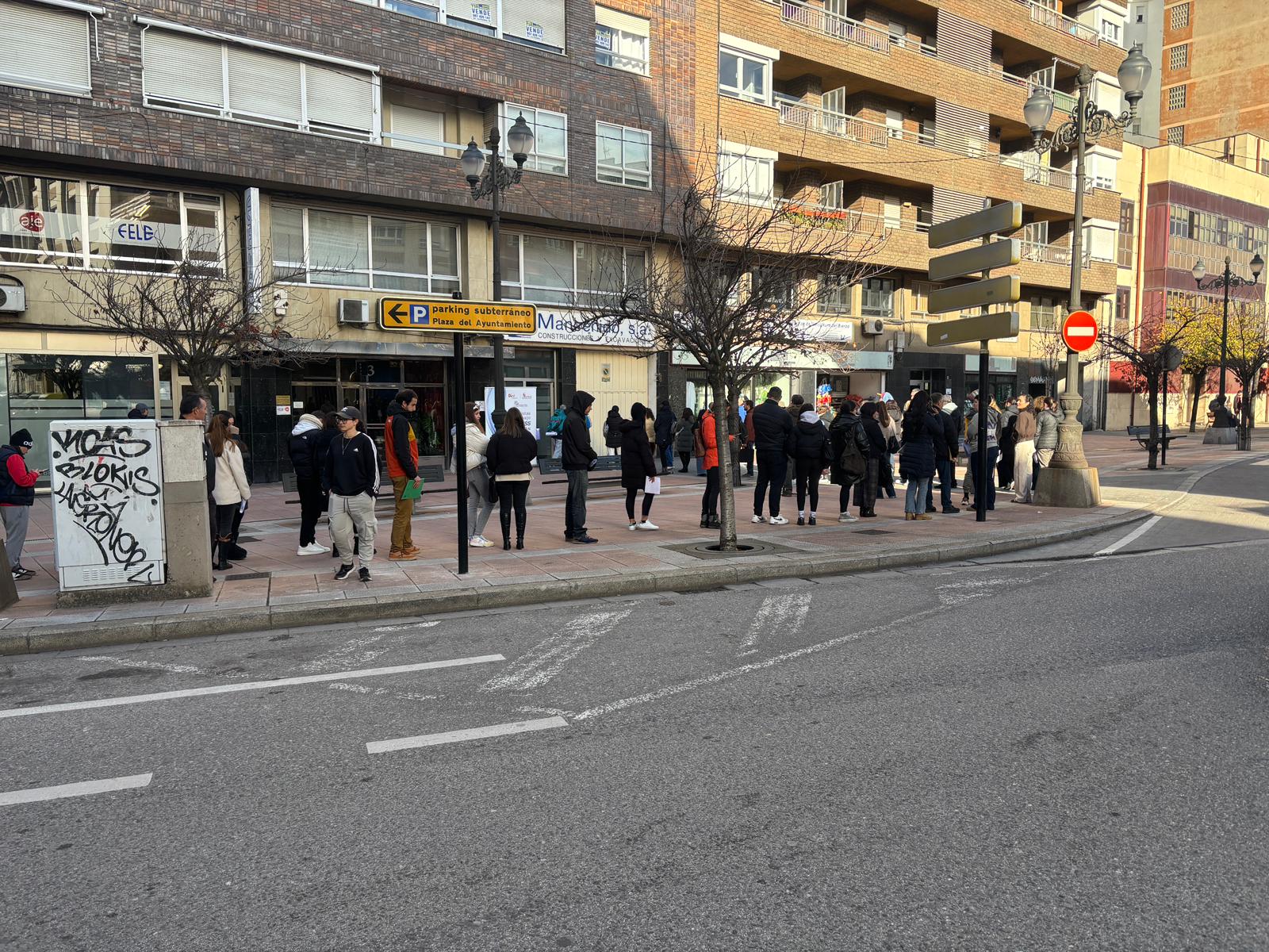 Largas colas frente a la sede de Fele Bierzo. | JAVIER FERNÁNDEZ