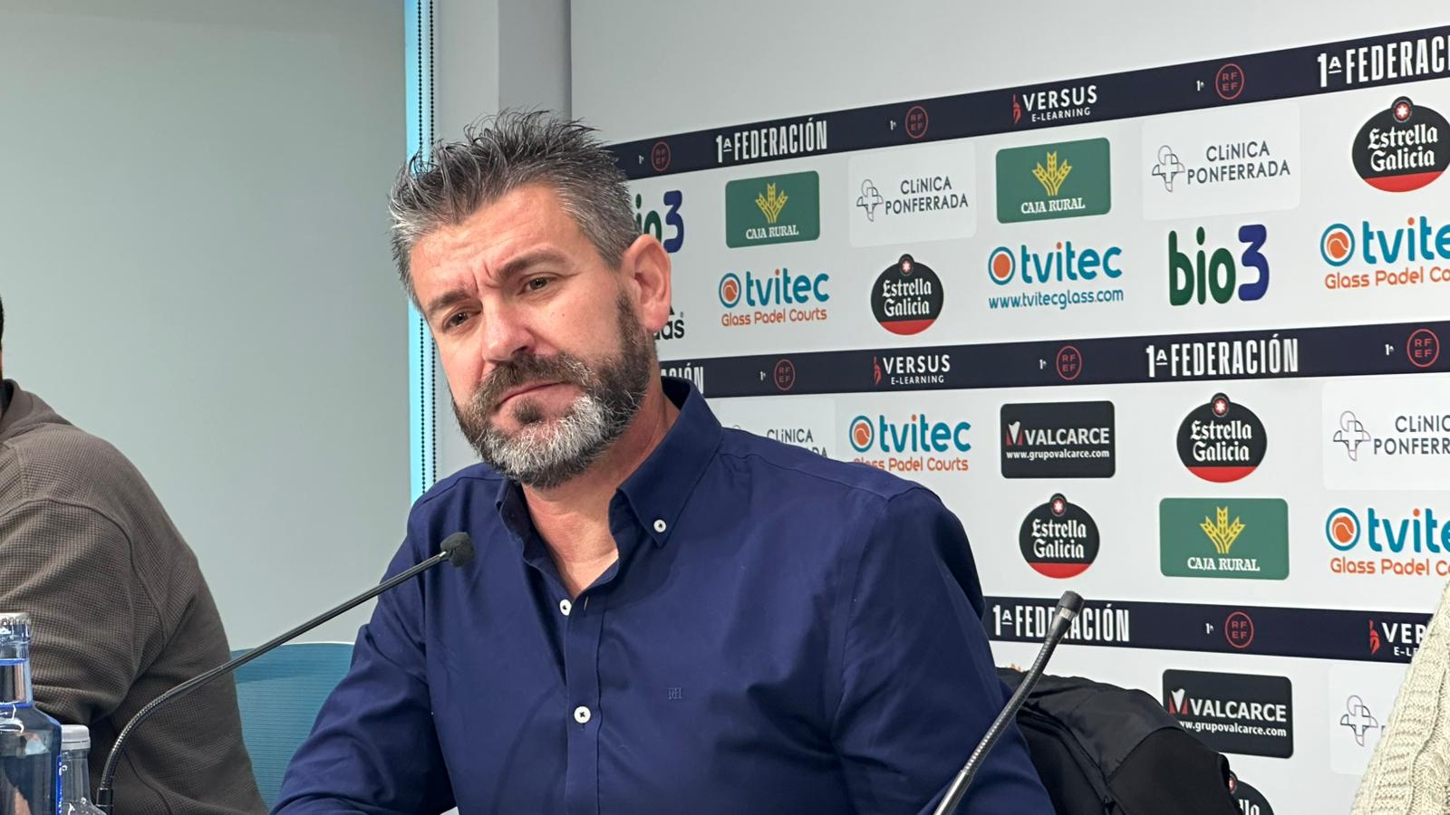 Uno de los momentos de la despedida de Fer Estévez como entrenador de la Ponferradina . QUINITO (1)