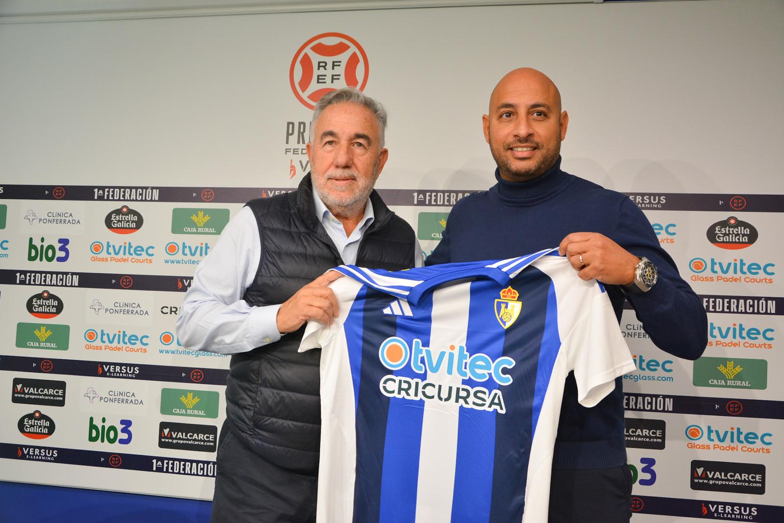 Nafti durante su presentación como nuevo técnico de la Ponferradina junto a José Silvano. QUINITO