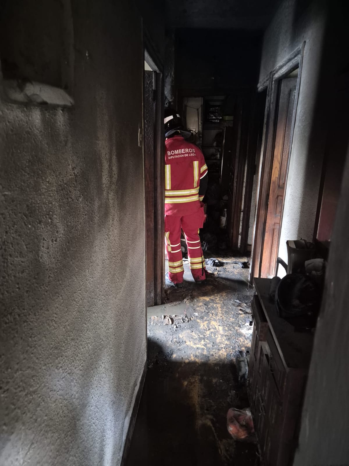 Un bombero dentro de la vivienda donde se encontró el cuerpo