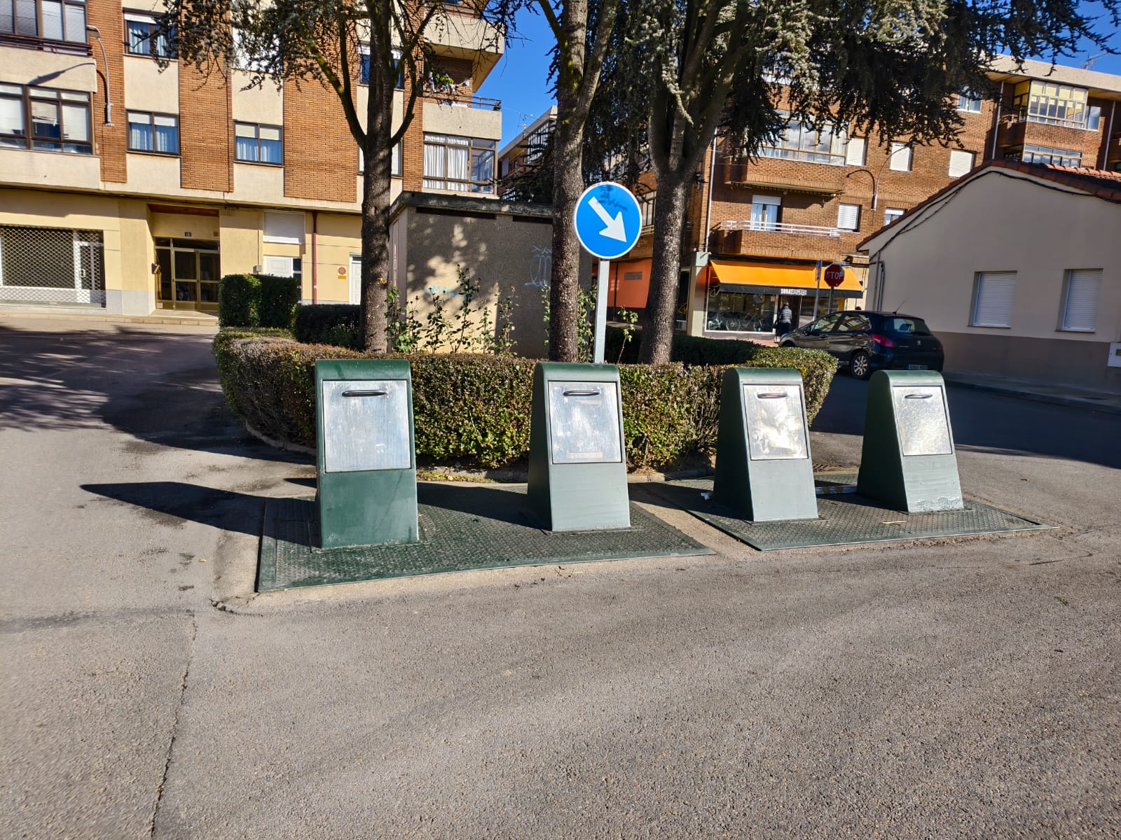 Varios contenedores de residuos orgánicos de Santa María del Páramo. | A.R.