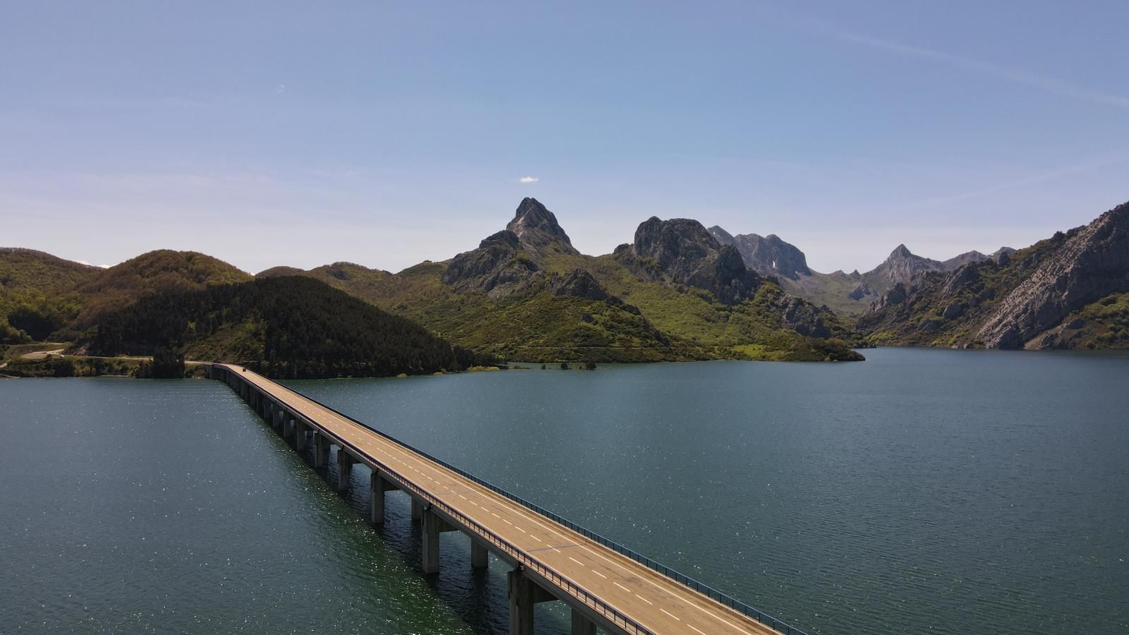 En la fotografía, vista el embalse de Riaño en el que se proyecta esta pasarela. | F. P. NATURAL