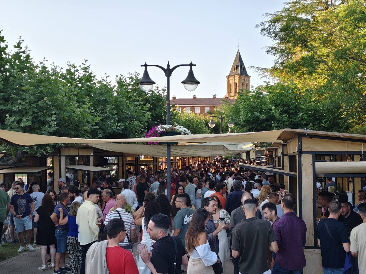  La Feria del Vino de la DO León de Valencia de Don Juan siempre cuenta con gran acogida por parte del público. | L.N.C.