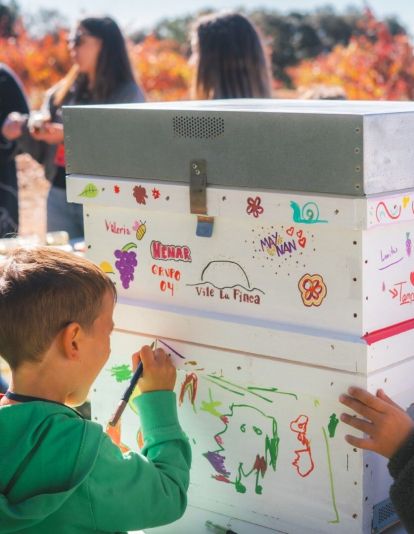 En su ‘Evento Almendro’ las familias participantes ayudaron a recoger almendras ecológicas, además de colocar cajas nido para aves. DUDUCKY