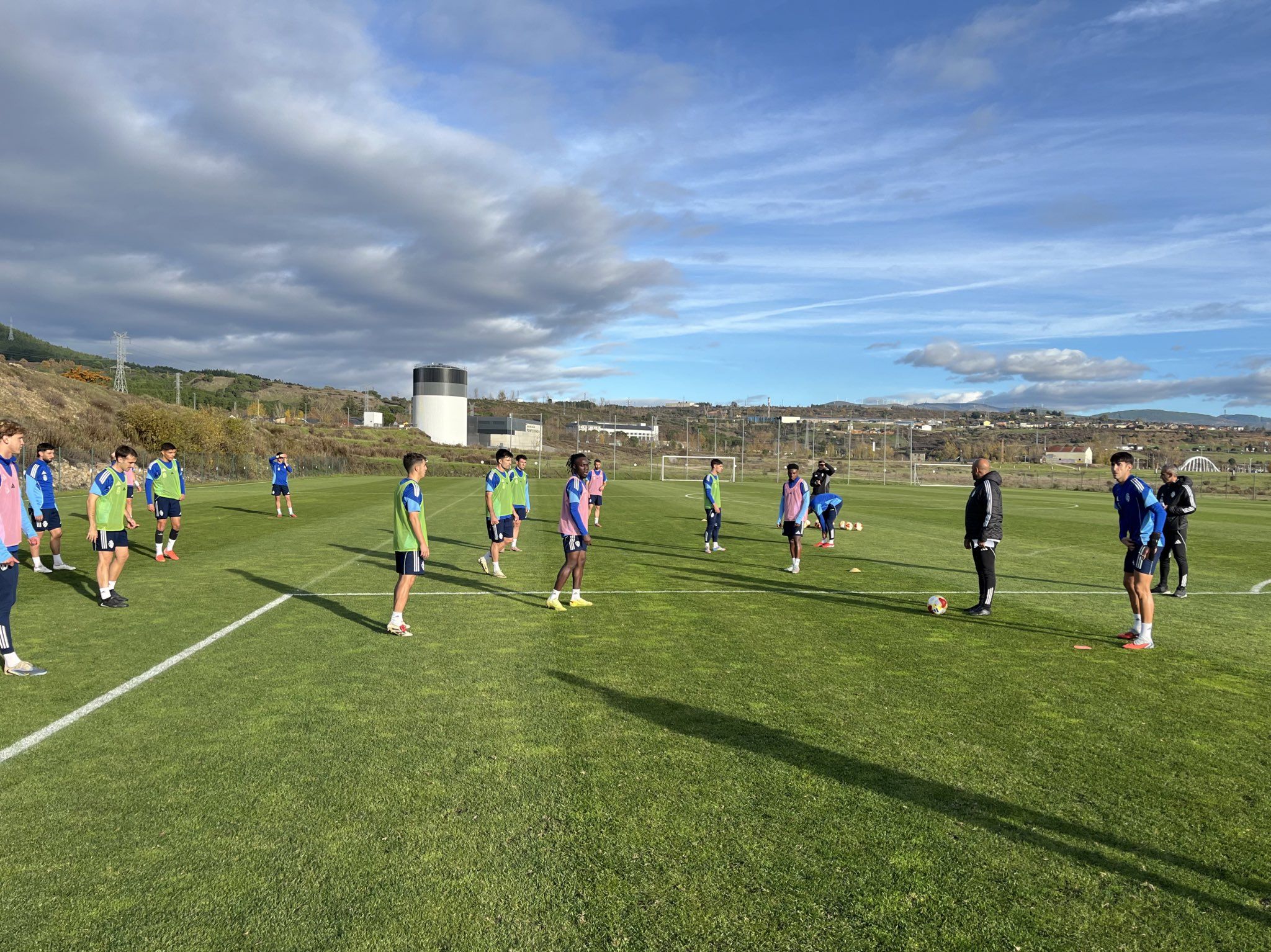 Uno de los momentos del primer entrenamiento de Nafti en la Ponferradina. PONFERRADINA Uno de los momentos del primer entrenamiento de Nafti en la Ponferradina. PONFERRADINA