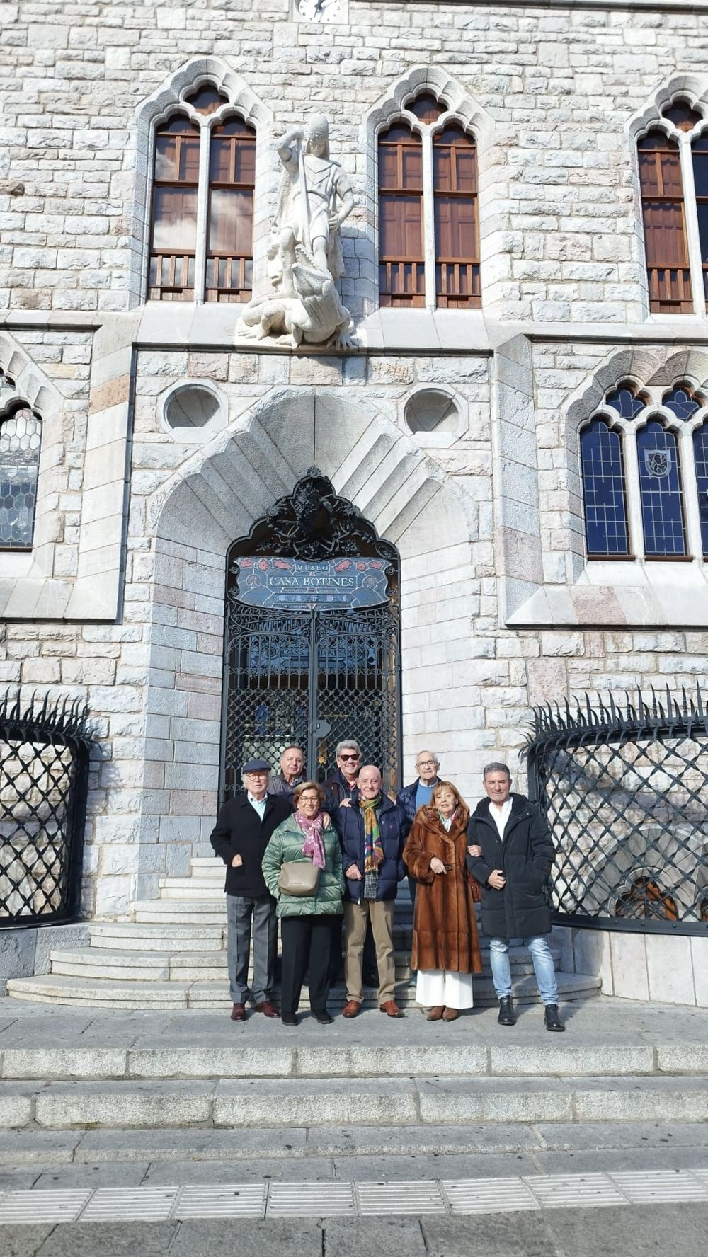 Los antiguos empleados del Banco Mercantil e Industrial posan juntos durante la celebración del 53.º aniversario de la entidad ante Botines | L.N.C.