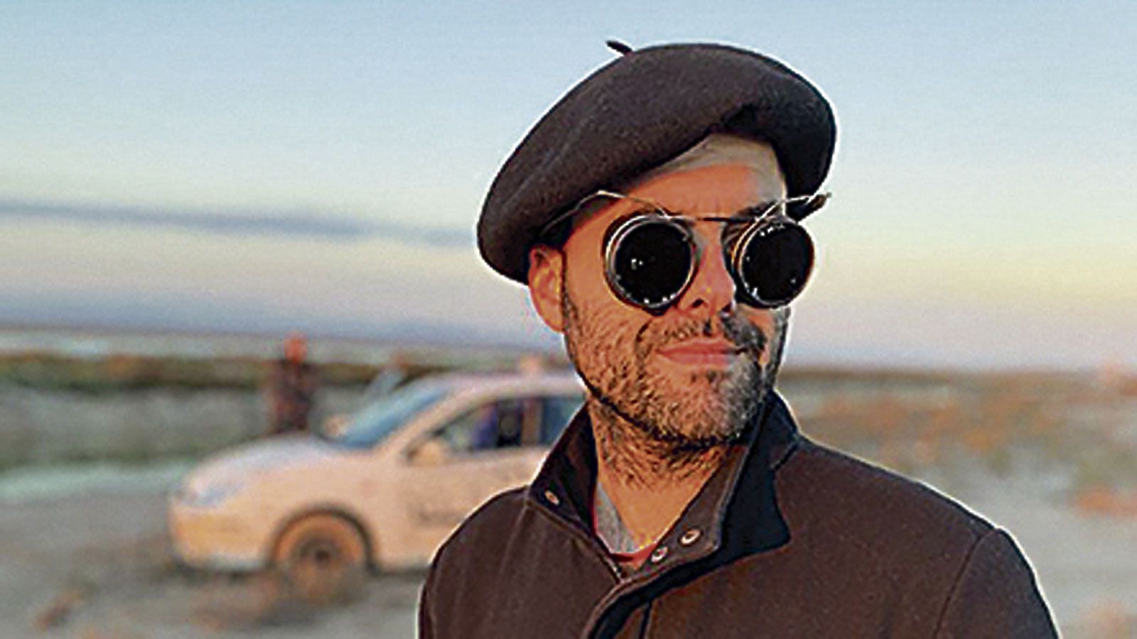 El cineasta y escritor Alejo Ibáñez presenta su novela 'Amancio, un vampiro de pueblo' en Elektra Cómics. | ADRIÁN DÍAZ FOCH