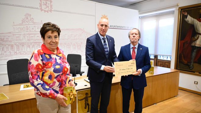 Un instante de la entrega del galardón, que se celebró este jueves en el Salón de los Reyes de San Marcelo. SAÚL ARÉN