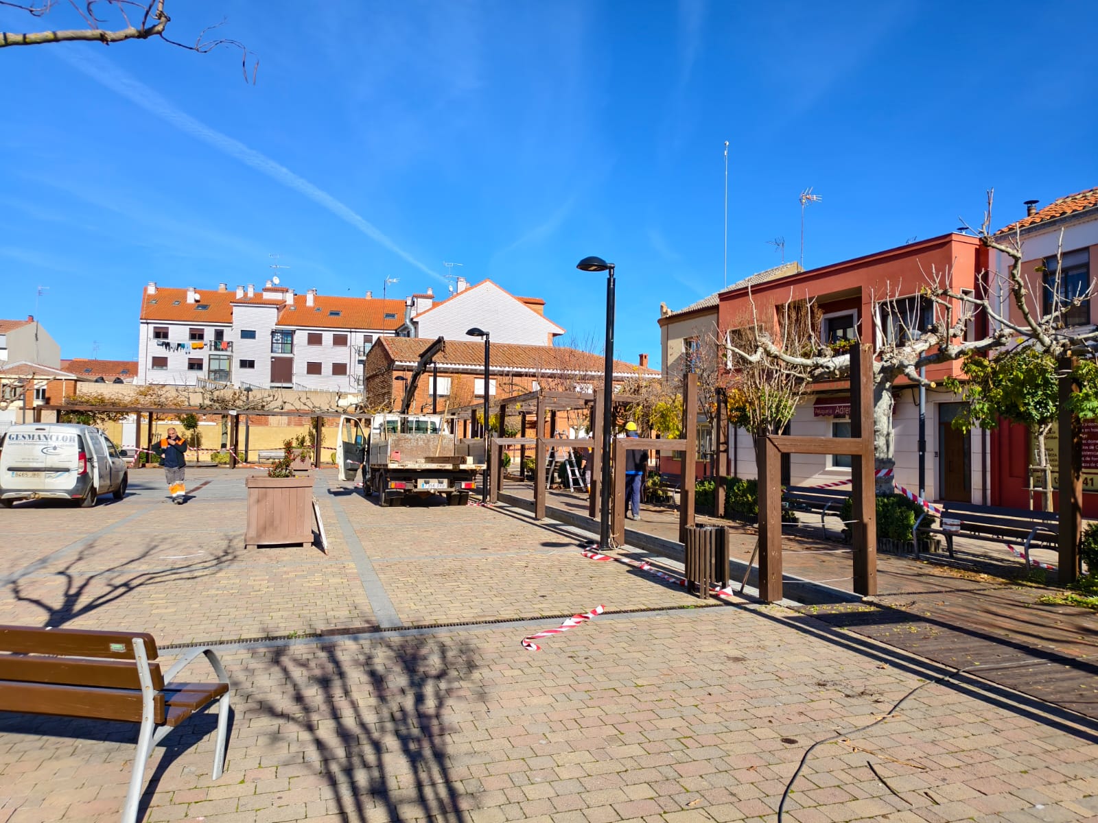 Obras este jueves en la Plaza de la Madera de Santa María del Páramo. | A. RODRÍGUEZ