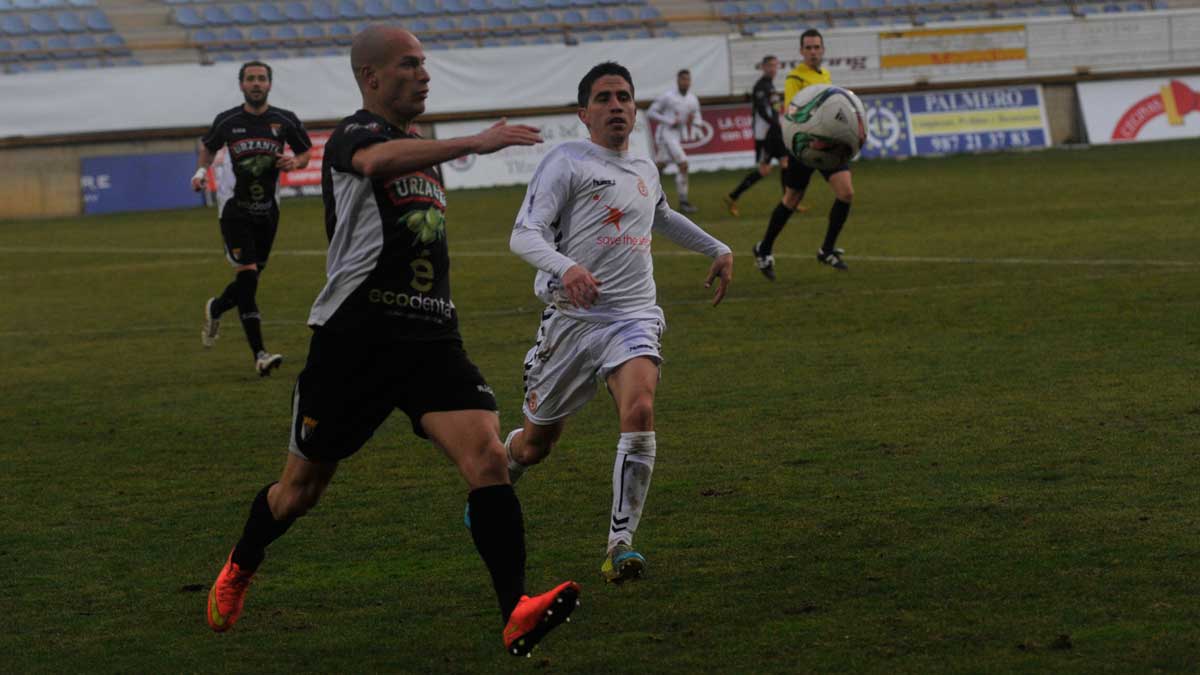 Cristóbal presiona a un jugador delTudelano la pasada campaña | DANIEL MARTIN